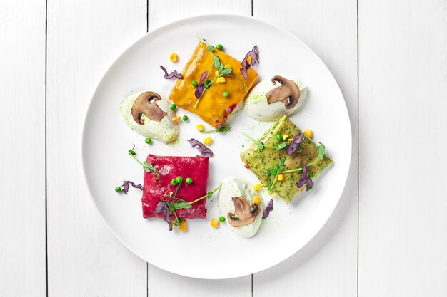 Talerz z kolorowym jedzeniem